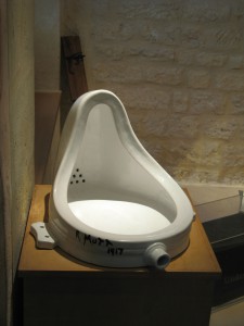 Duchamps Readymades fortsätter att inspirera. Här Micha L. Riesers Fontaine Replica of Marcel Duchamp, Musée Maillol, Paris. (WikiMedia Commons)