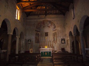 Interiören i San Benedetto in Piscinula, Trastevere. Av någon anledning är stämningen i denna kyrka sådan att jag inte alls tänker på att fotografera. En bild från Wikimedia Creative Commons blir därför räddningen.